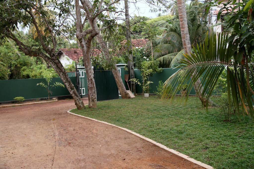 Villa Dineha Hikkaduwa Buitenkant foto